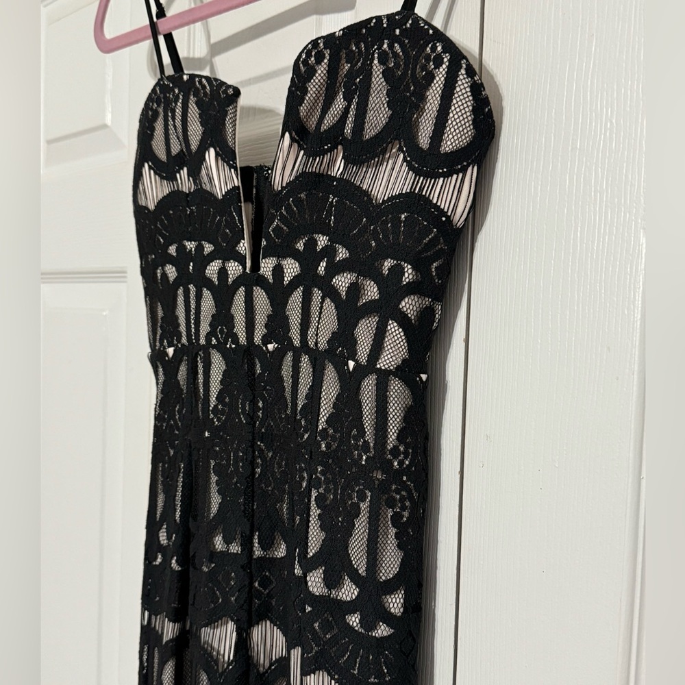 Elegant Black Lace split front Evening Gown - Picture 3 of 9